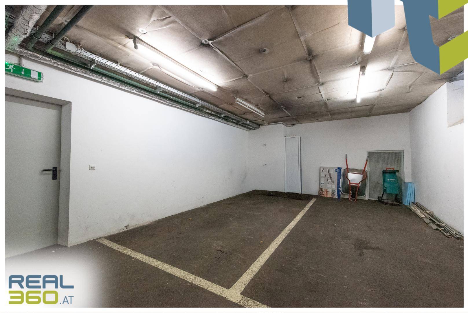 Geräumiger Tiefgaragenstellplatz mit ausreichend Platz für ein Fahrzeug.