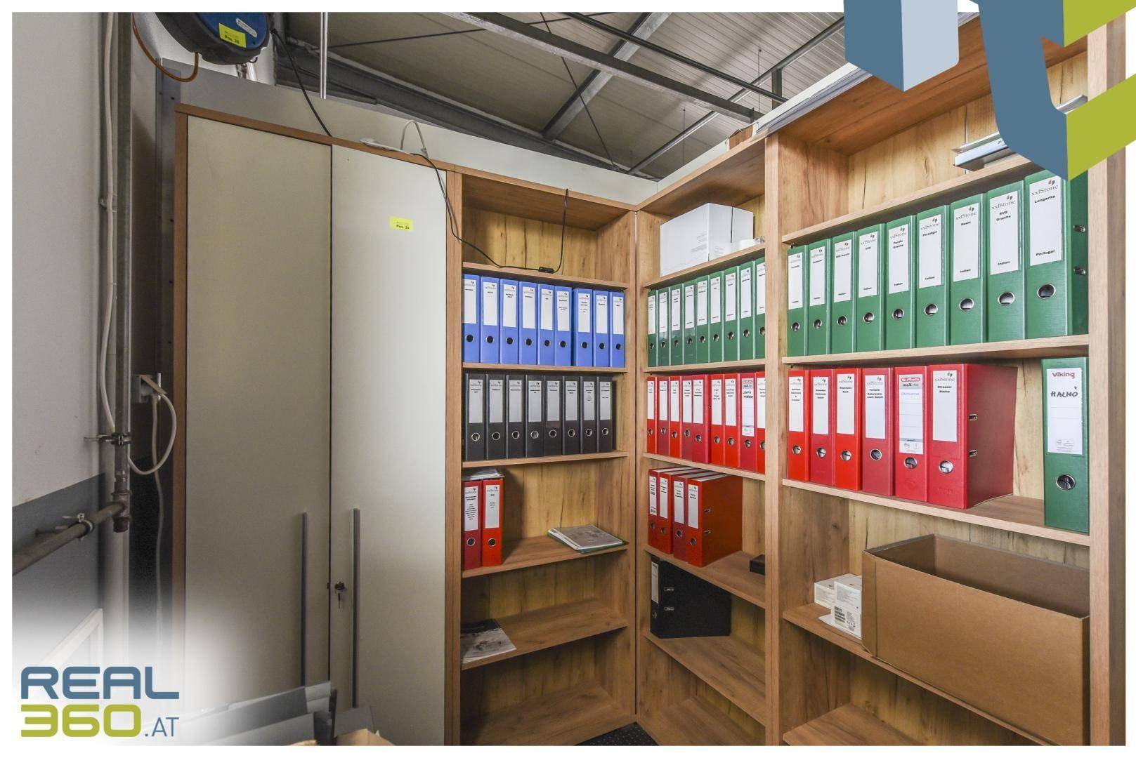 Archivraum mit Holzregalen, gefüllt mit Aktenordnern und einem großen Aktenschrank.