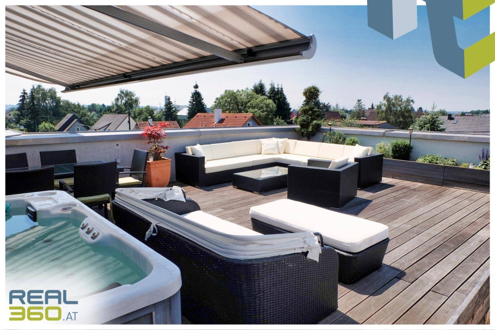 Geräumige Dachterrasse mit Whirlpool, Lounge-Möbeln und Markise für sonnige Tage.