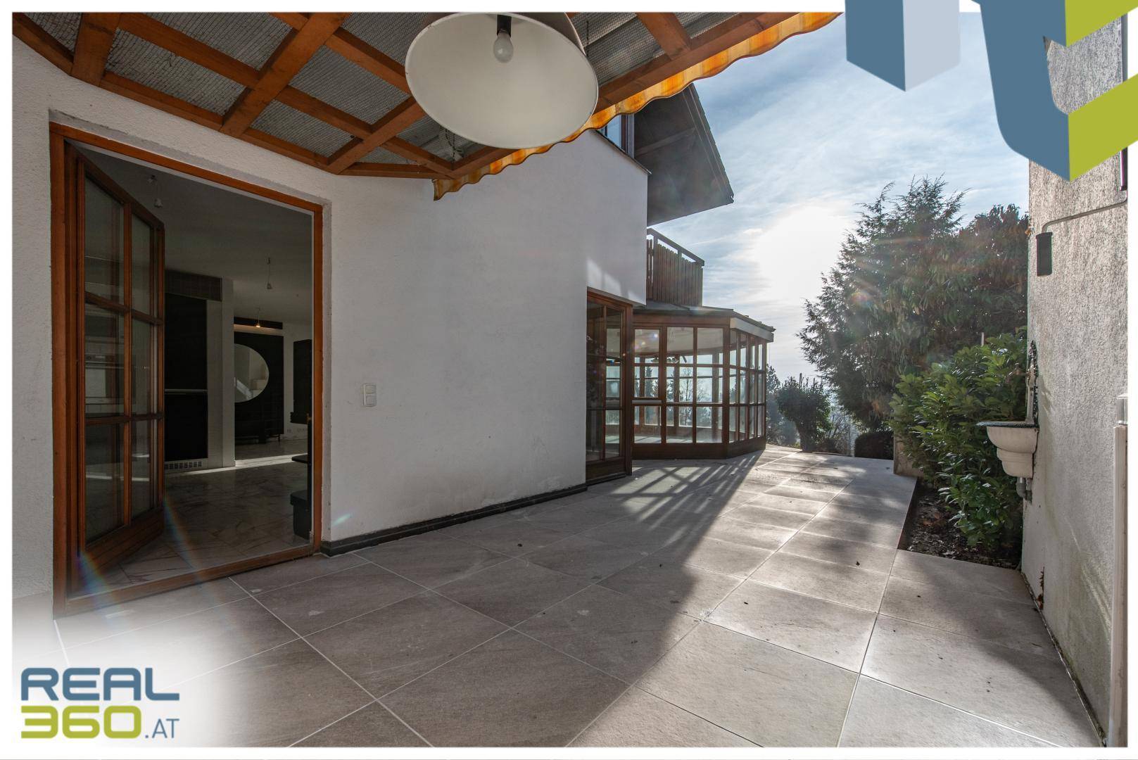 Geräumige gepflasterte Terrasse mit direktem Zugang zum Haus und viel Sonnenschein.