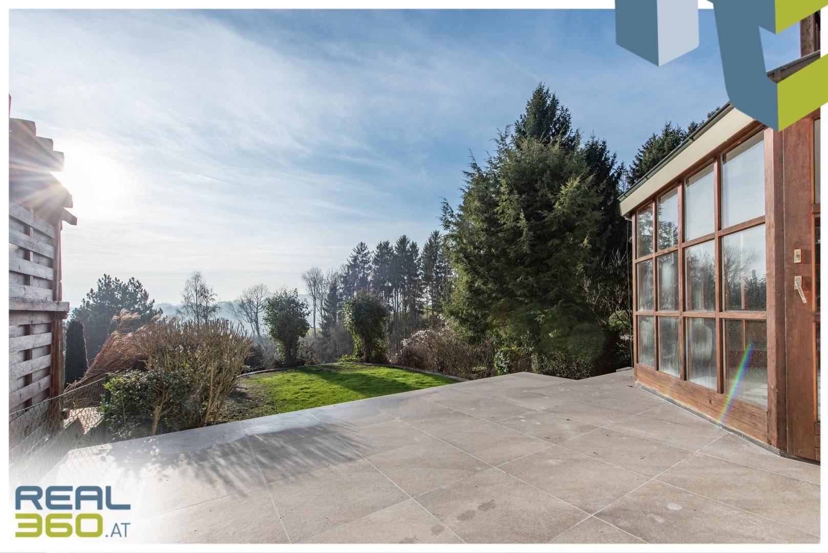 Geräumige Terrasse mit Fliesenboden und weitem Blick über die Landschaft.