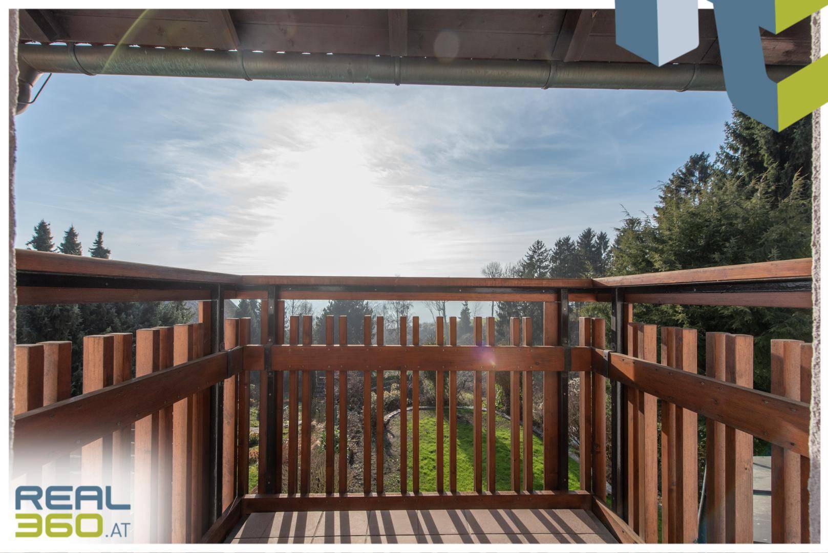 Kleiner Holzbalkon mit schöner Aussicht ins Grüne und viel Sonne.
