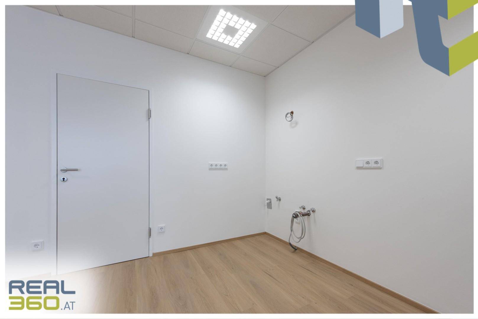Kleiner Raum mit Anschlüssen für Wasser und Strom, ideal als Teeküche oder Abstellraum.