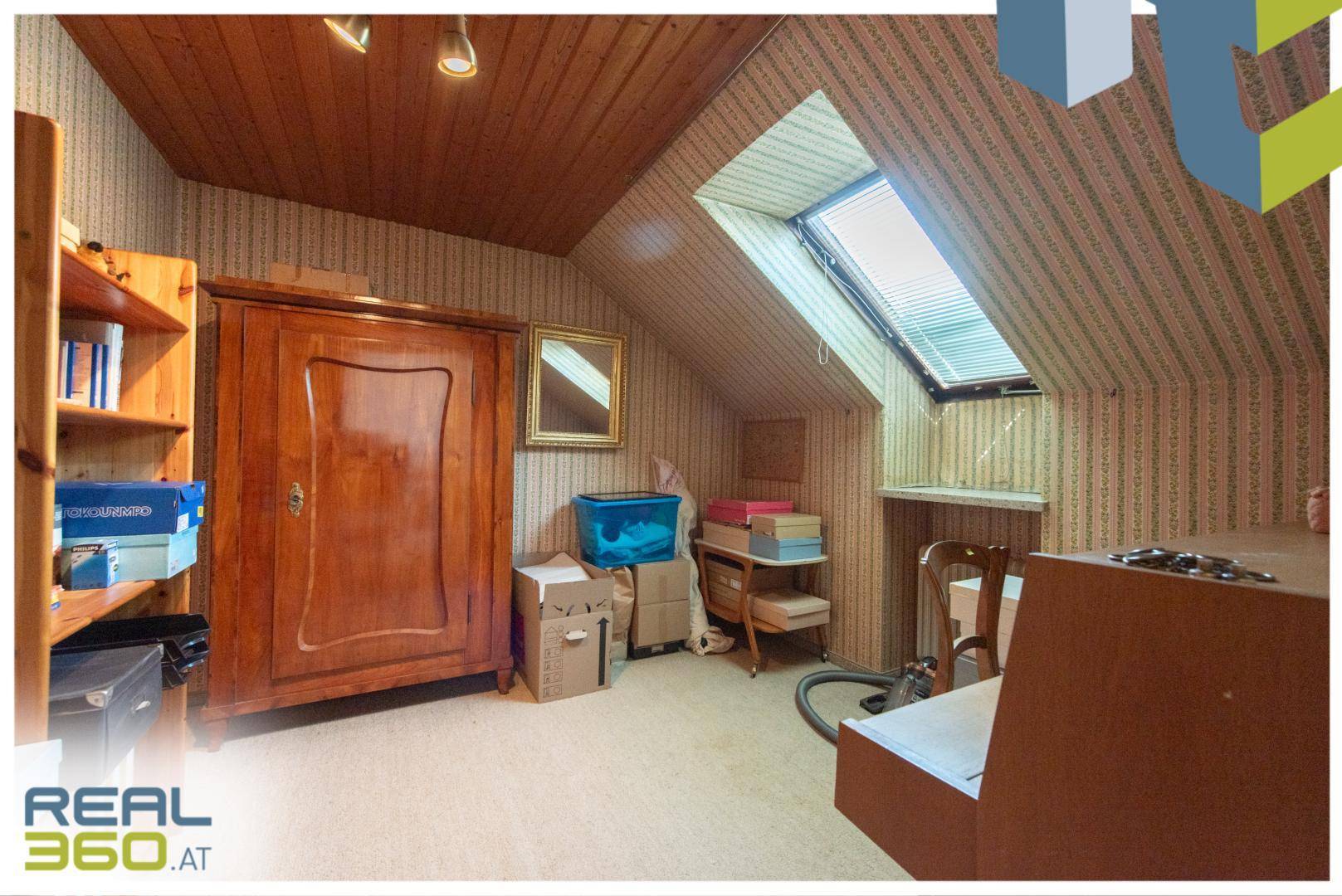 Dachzimmer mit schrägen Wänden, Dachfenster und Stauraum, ideal als Hobbyraum nutzbar.