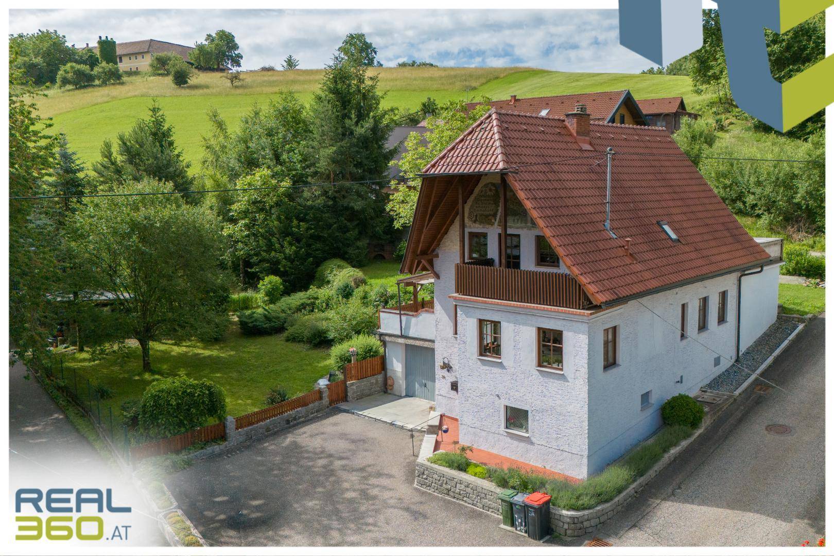 Charmantes Einfamilienhaus mit Satteldach, Balkon und gepflegtem Vorgarten.