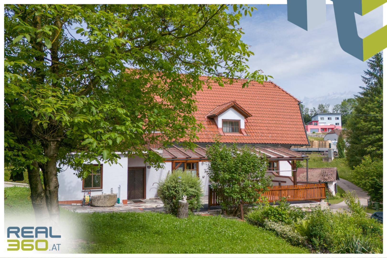 Wohnhaus mit großem Garten, Terrasse und altem Baumbestand.