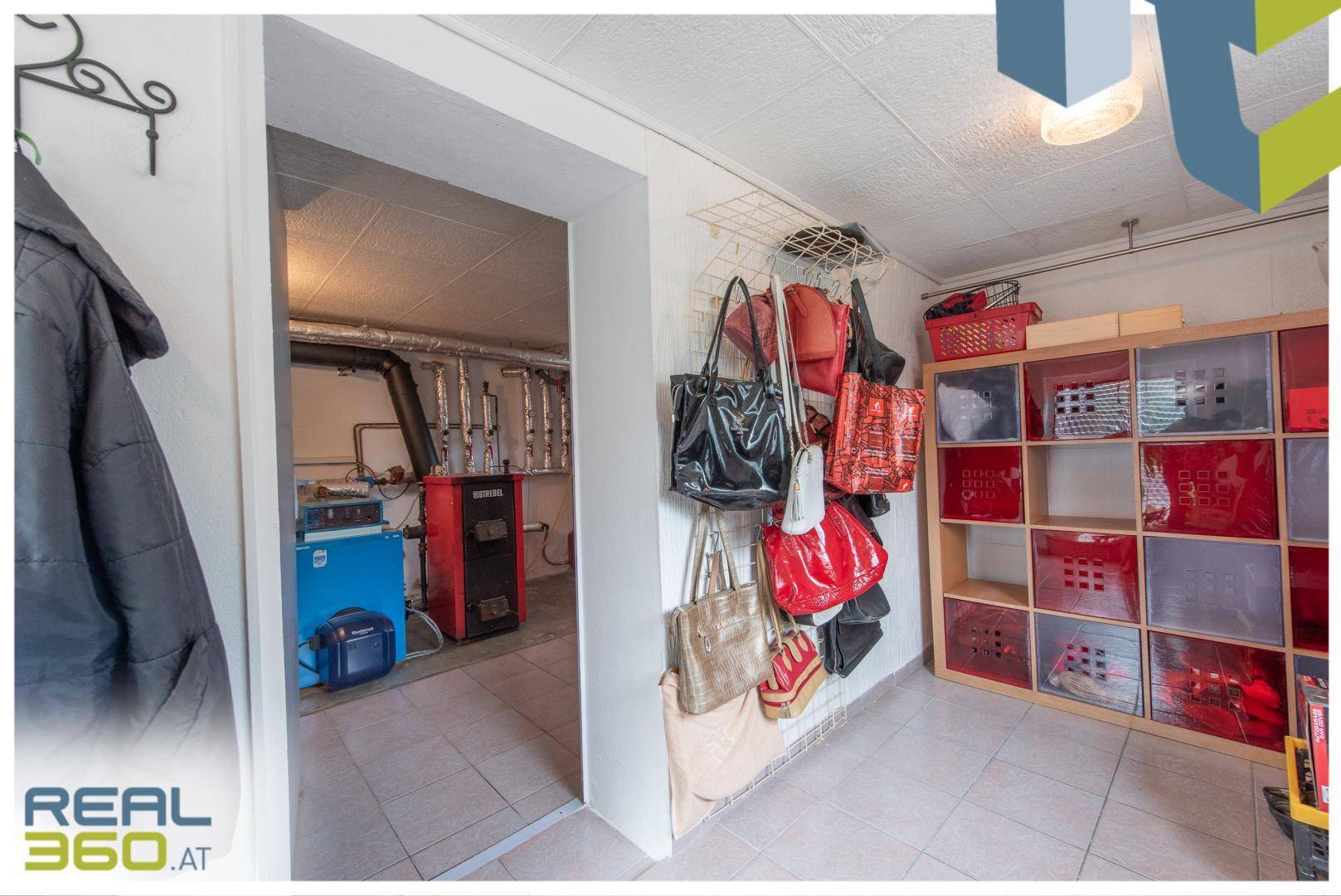 Hauswirtschaftsraum mit Heizungsanlage, Regalen und Aufbewahrungsmöglichkeiten für Taschen.