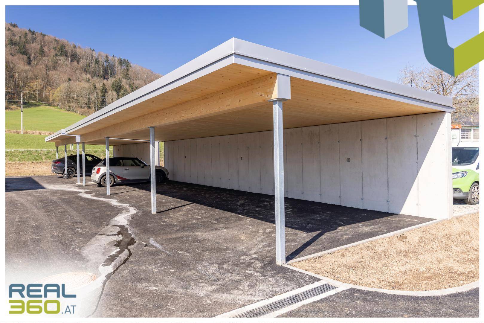 Überdachte Parkplätze (Carports) mit moderner Holz- und Betonkonstruktion.