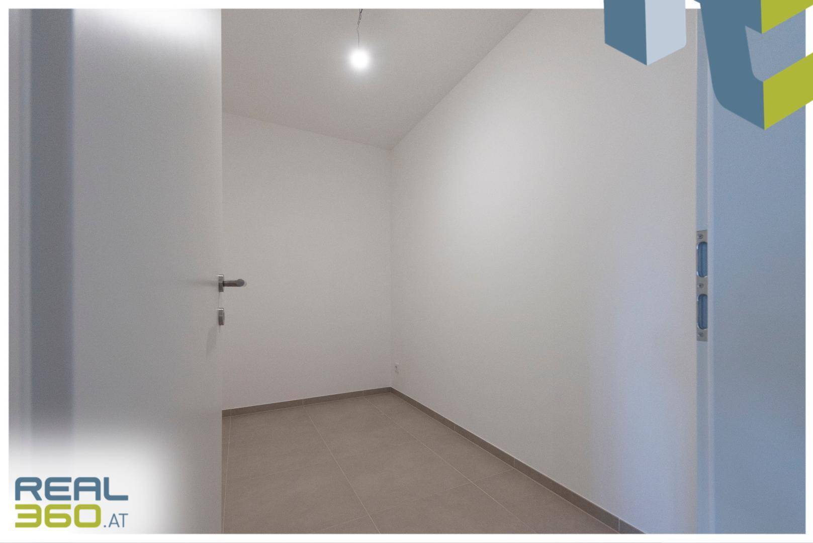 Kleiner, heller Raum mit Fliesenboden, ideal als Büro oder Abstellraum.