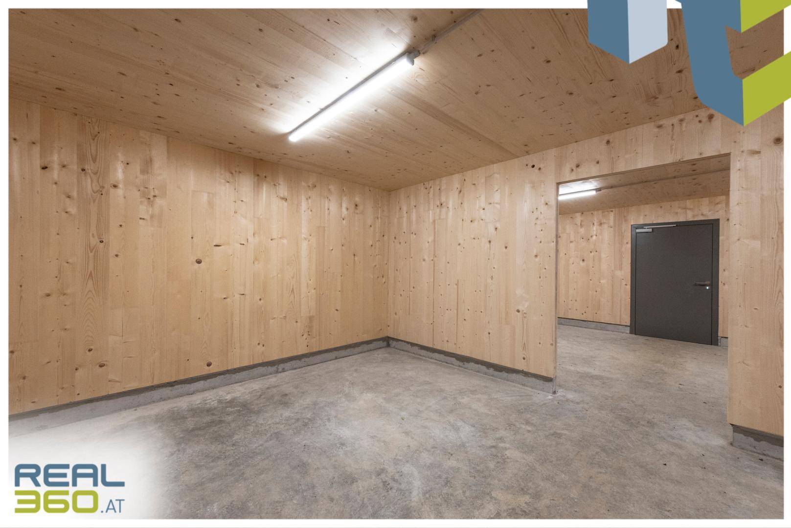 Geräumiger Lagerraum mit Holzwänden und Betonboden, ideal für Abstellmöglichkeiten.
