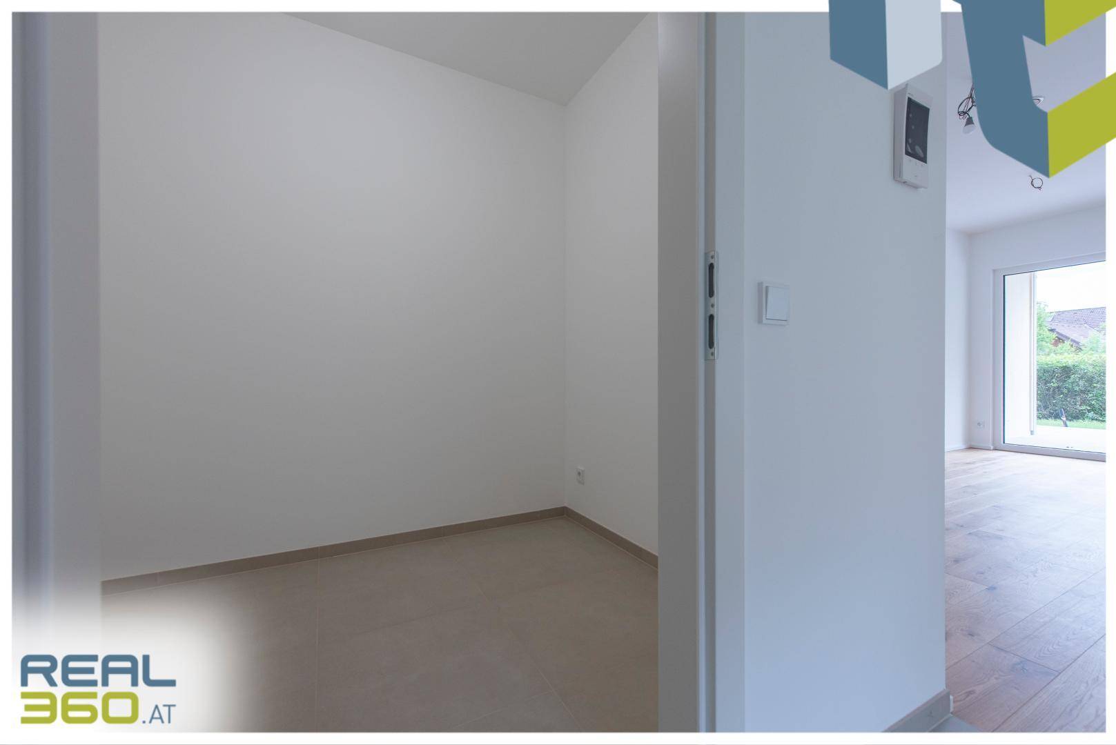 Kleiner, heller Raum mit hellem Boden, ideal als Abstellraum oder begehbarer Kleiderschrank.