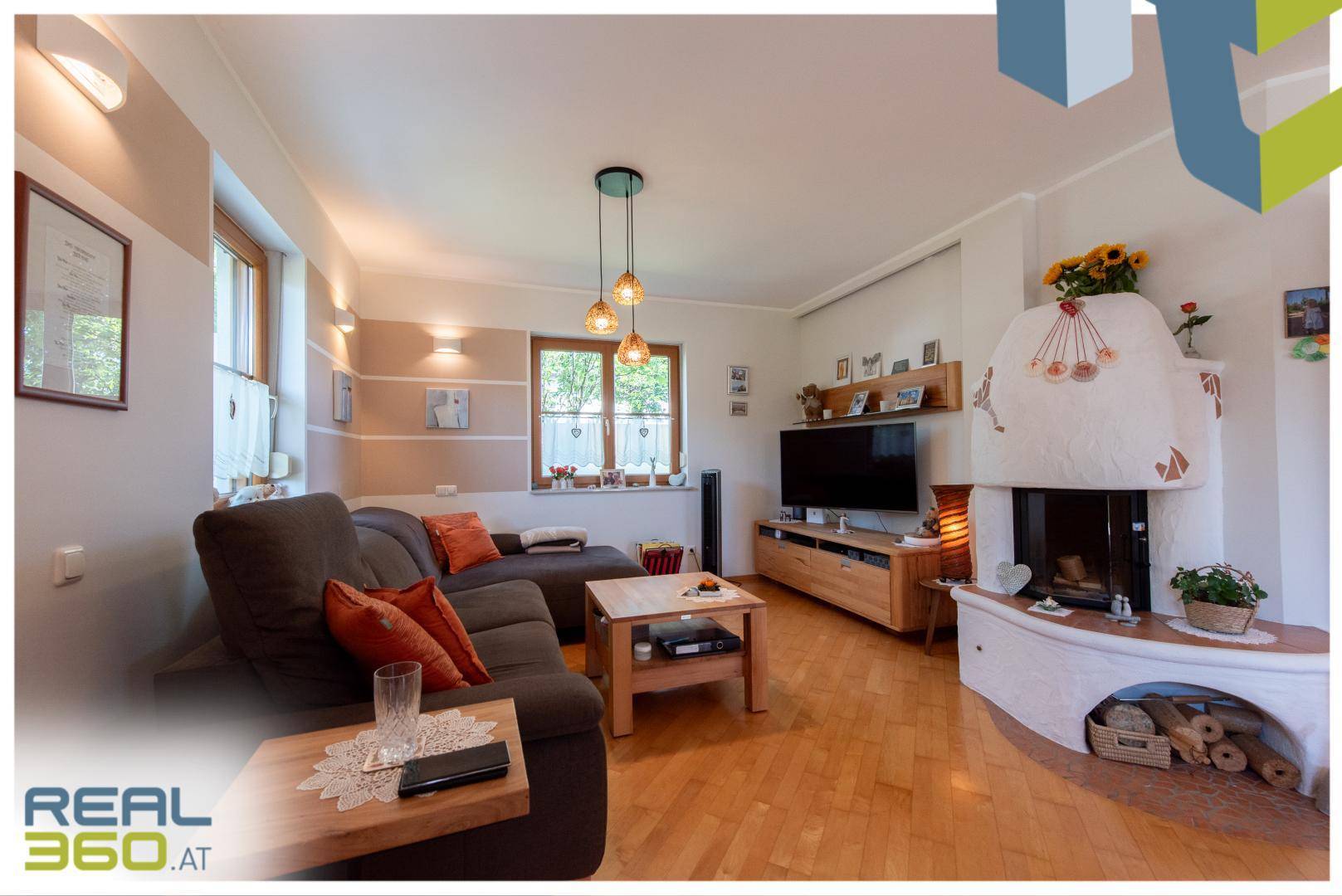 Wohnzimmer mit offenem Kamin