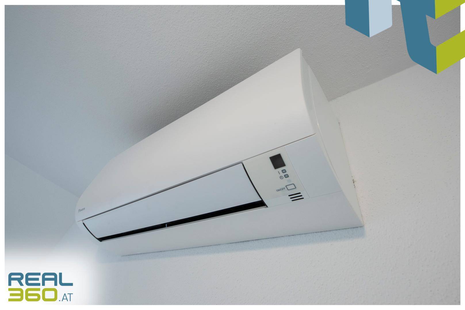 Detailaufnahme einer modernen Klimaanlage an der Wand.