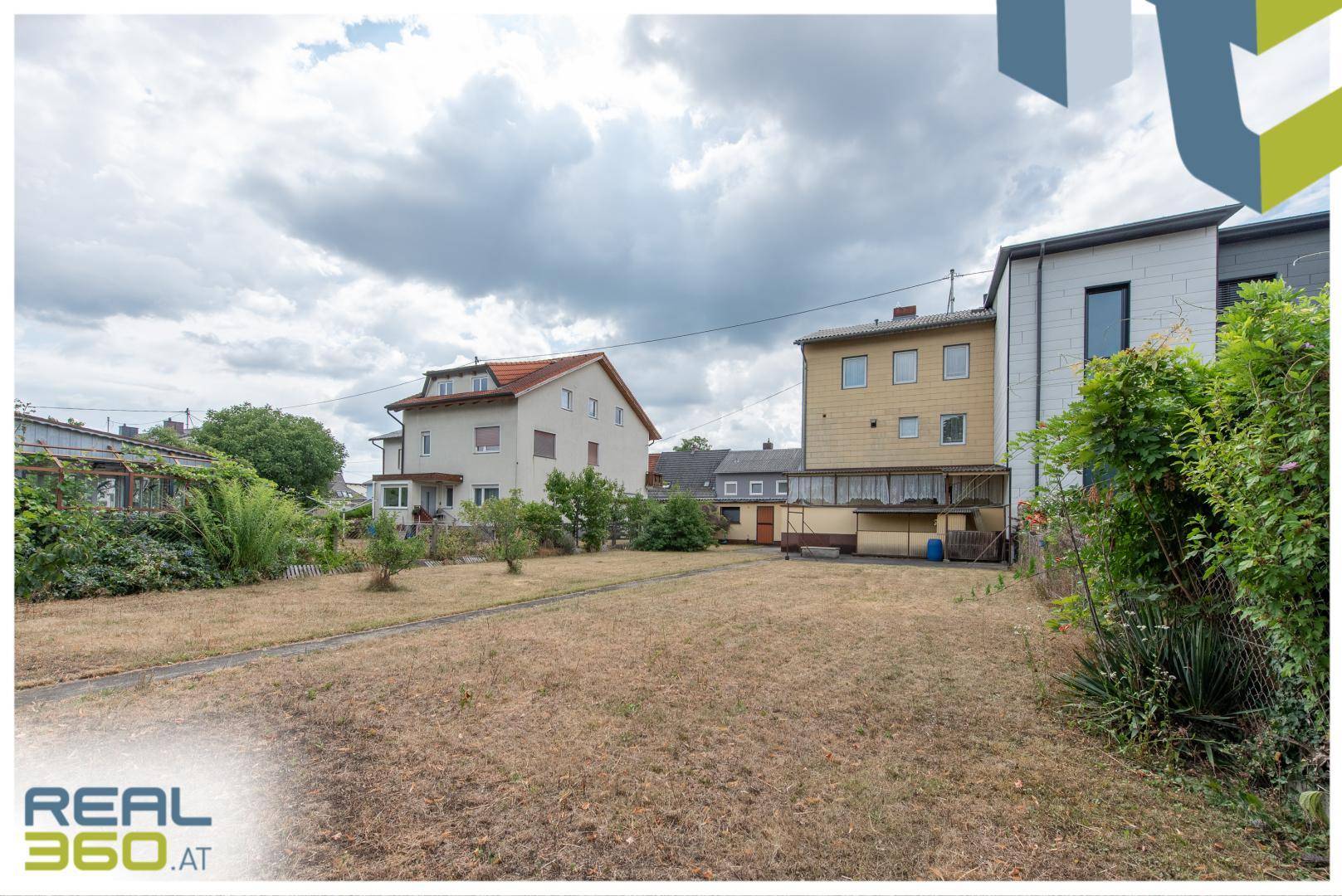 Blick über das Grundstück zum Haus