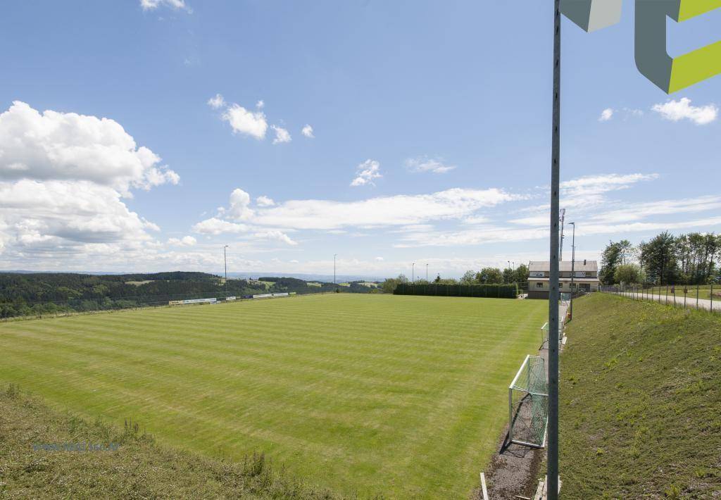 Fussballplatz ca. 1,6 km entfernt
