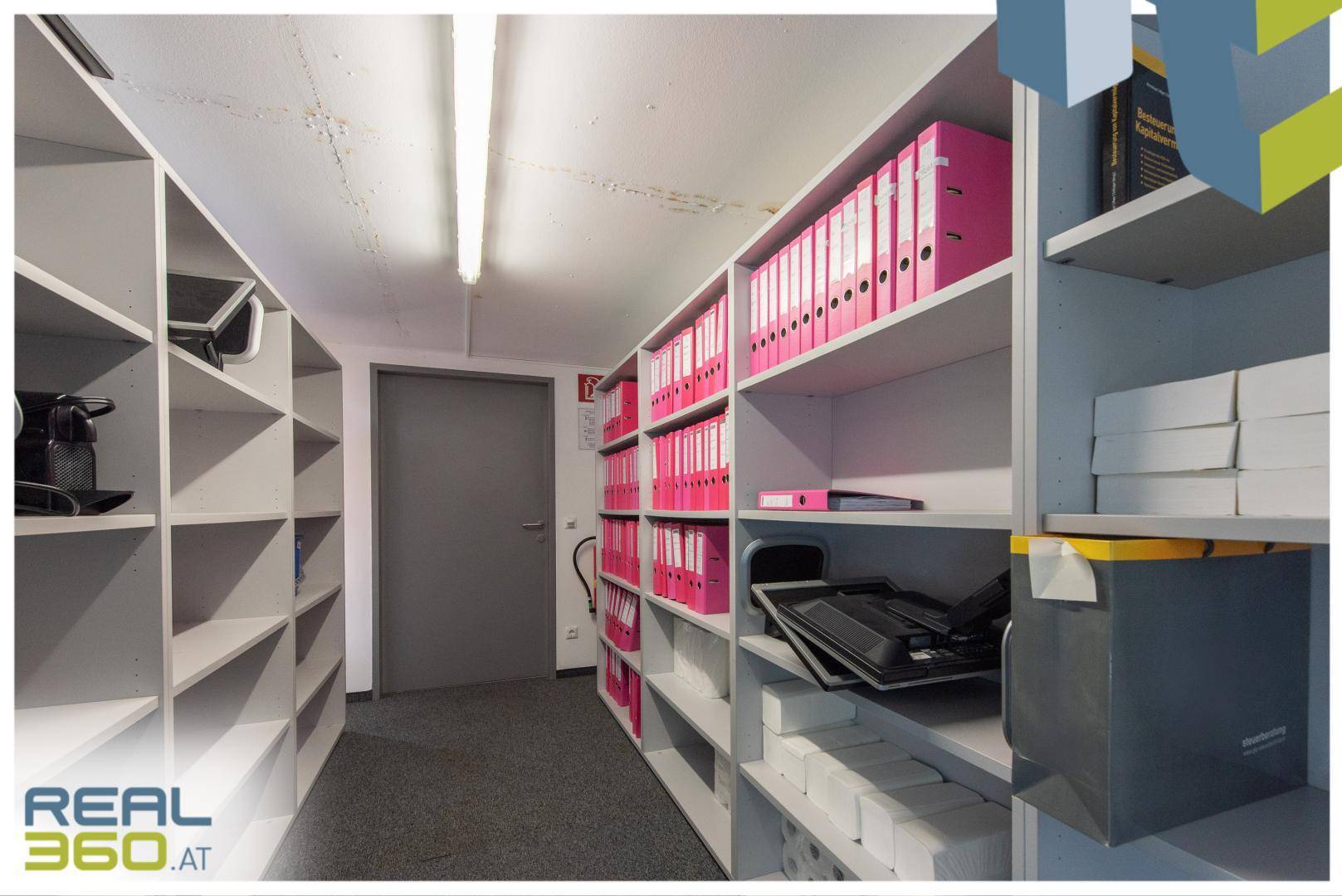 Geräumiger Abstellraum mit vielen Regalen, gefüllt mit Akten und Büromaterial, gut organisiert.