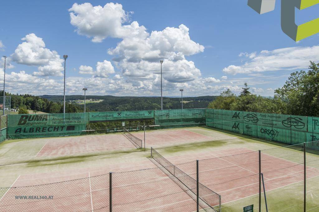 Tennisplatz ca. 1,6 km entfernt