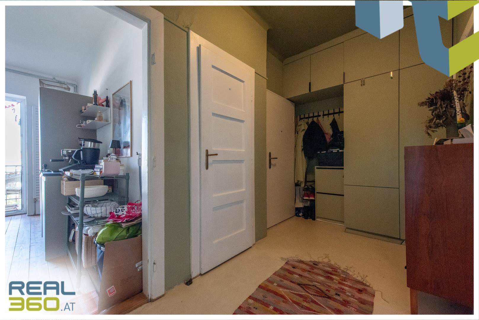 Funktionaler Flur mit integrierten Einbauschränken und Zugang zu den Wohnräumen.