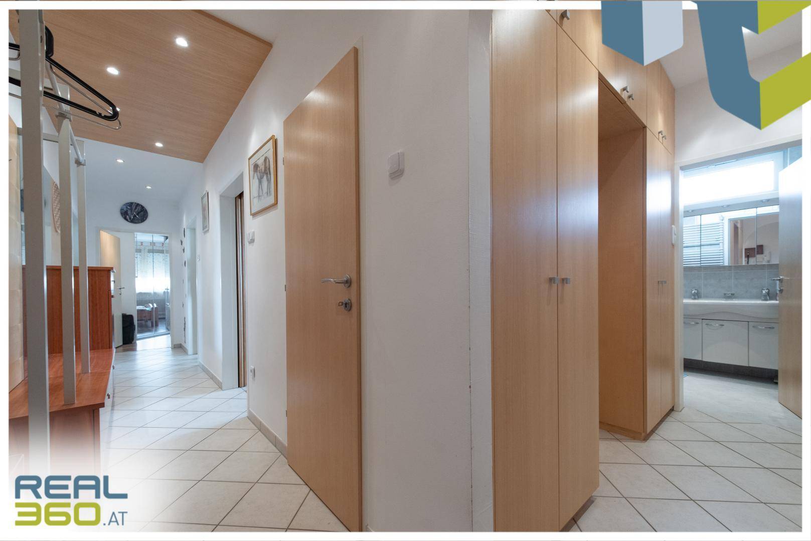 Vorzimmer mit Zugang zum Bad