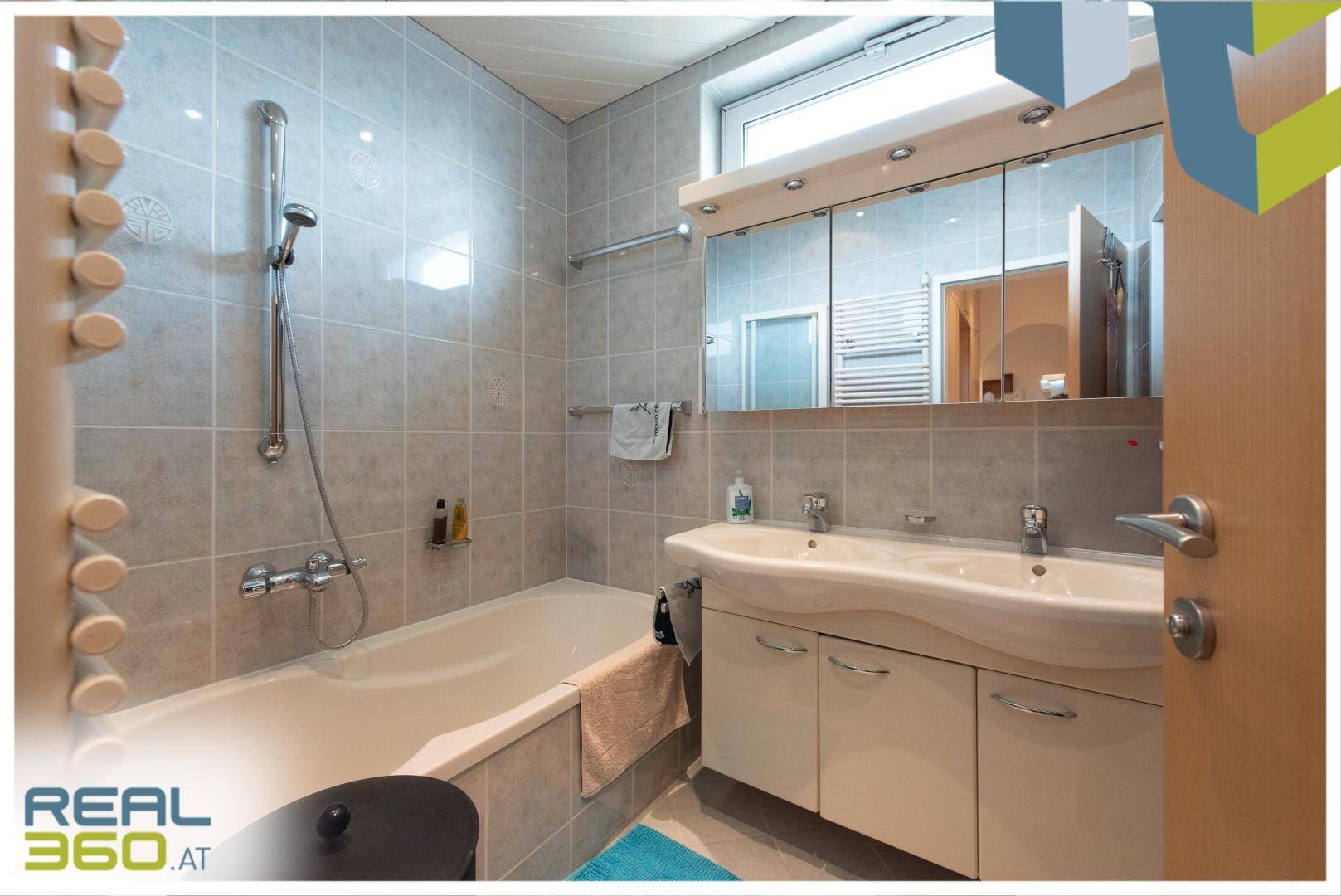 Badezimmer mit Wanne und Doppelwaschtisch