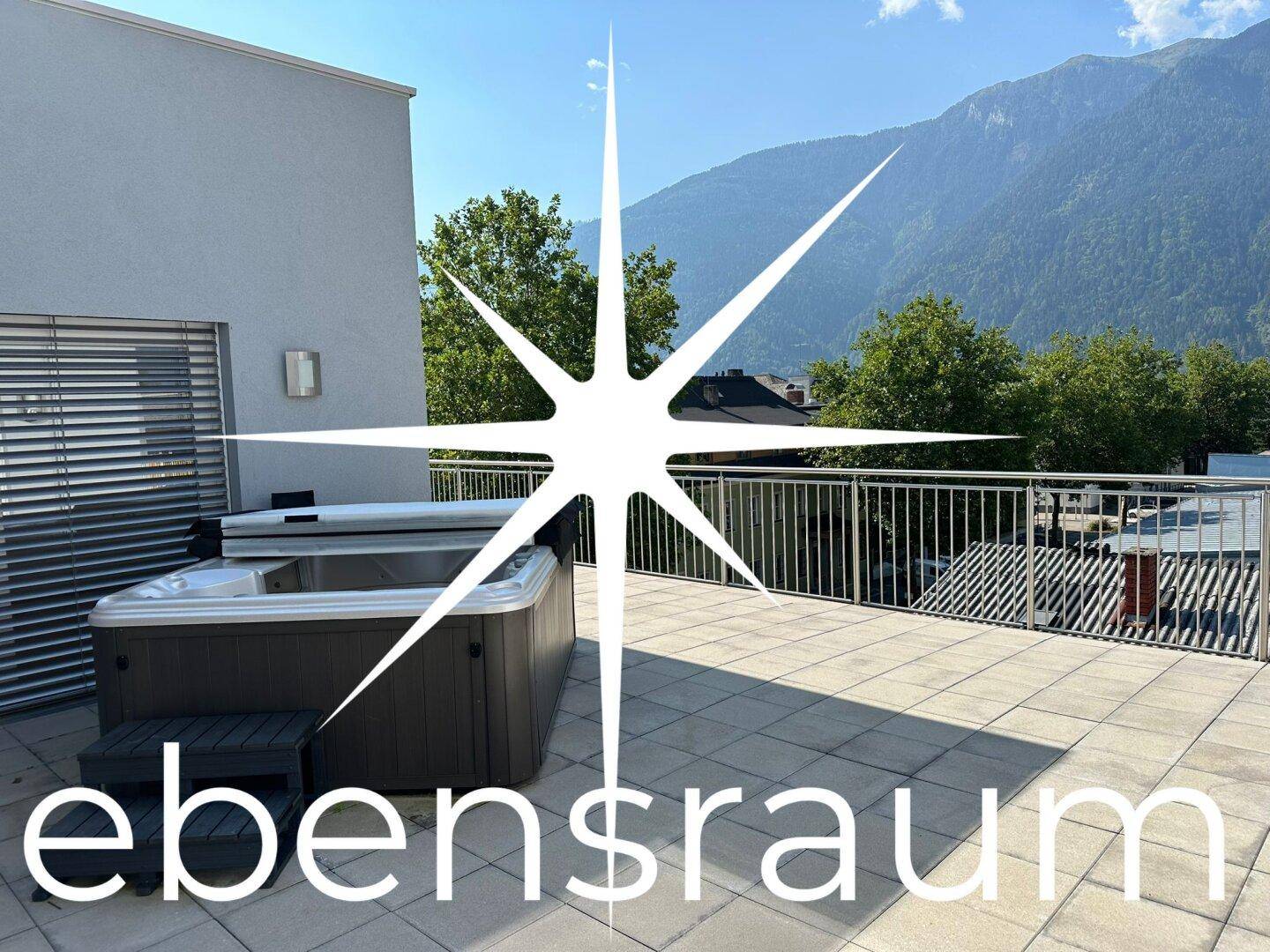 Terrasse mit Whirlpool.