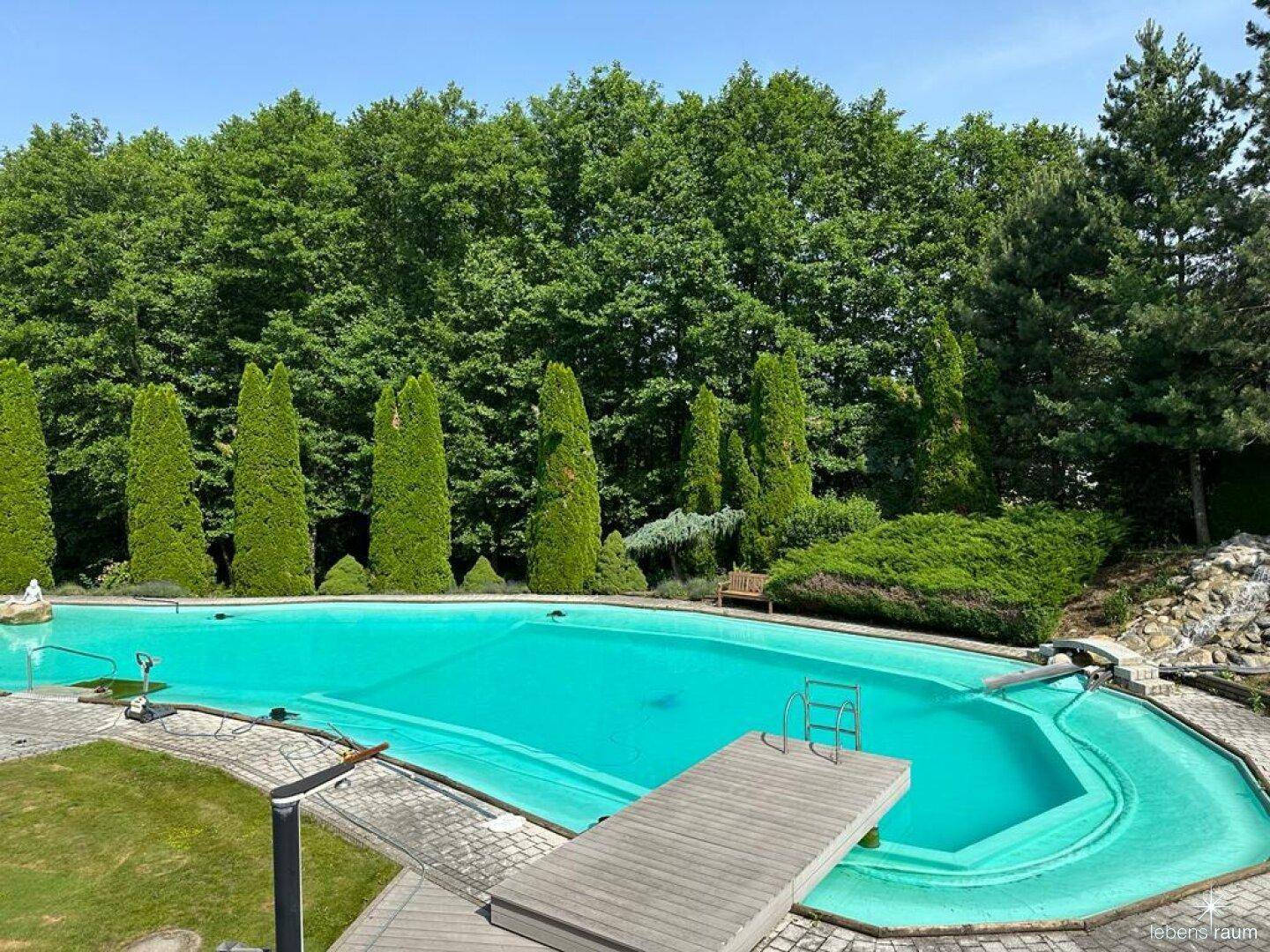 Pool mit Wasserfall.