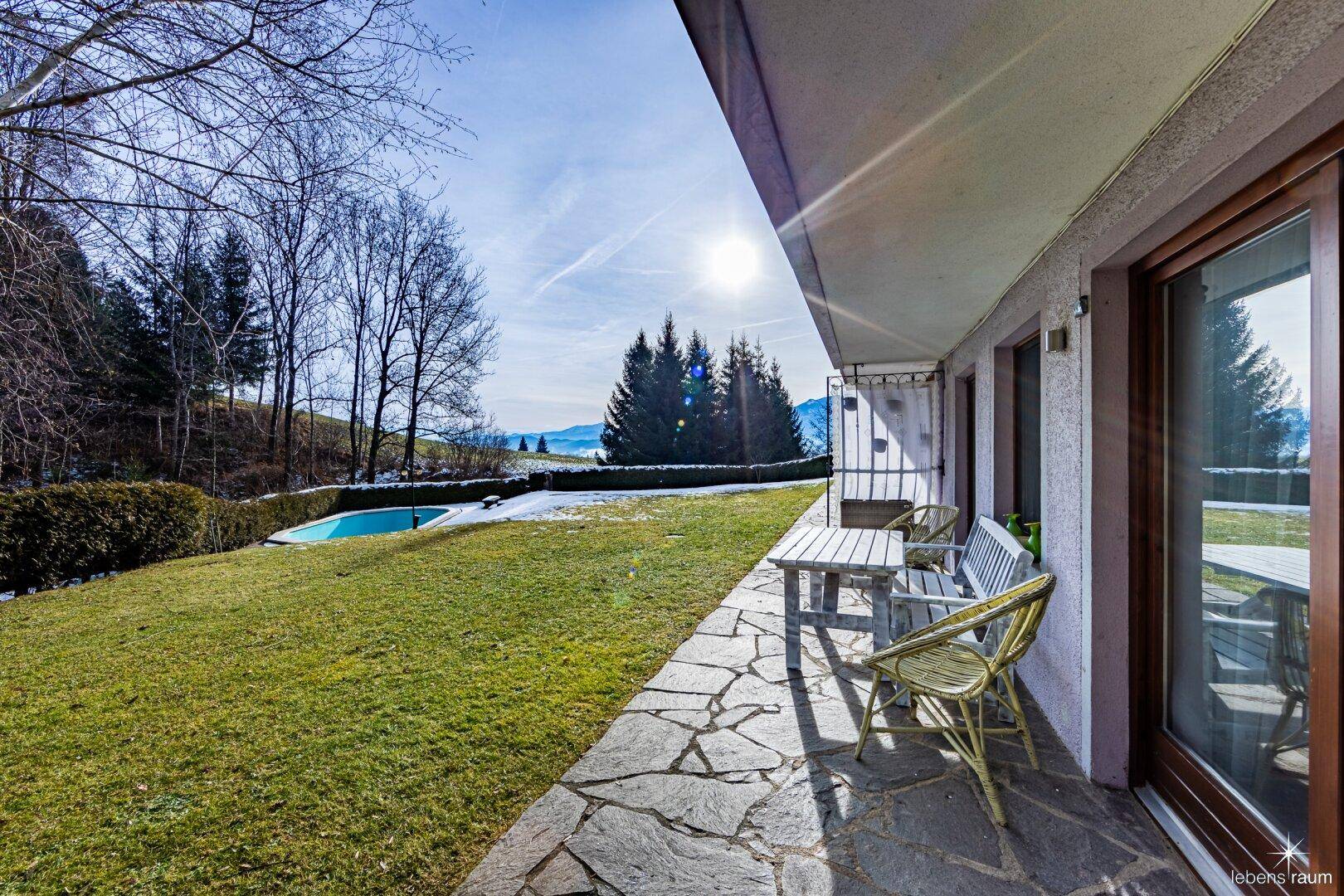 Terrasse mit Gemeinschaftsgarten und Pool