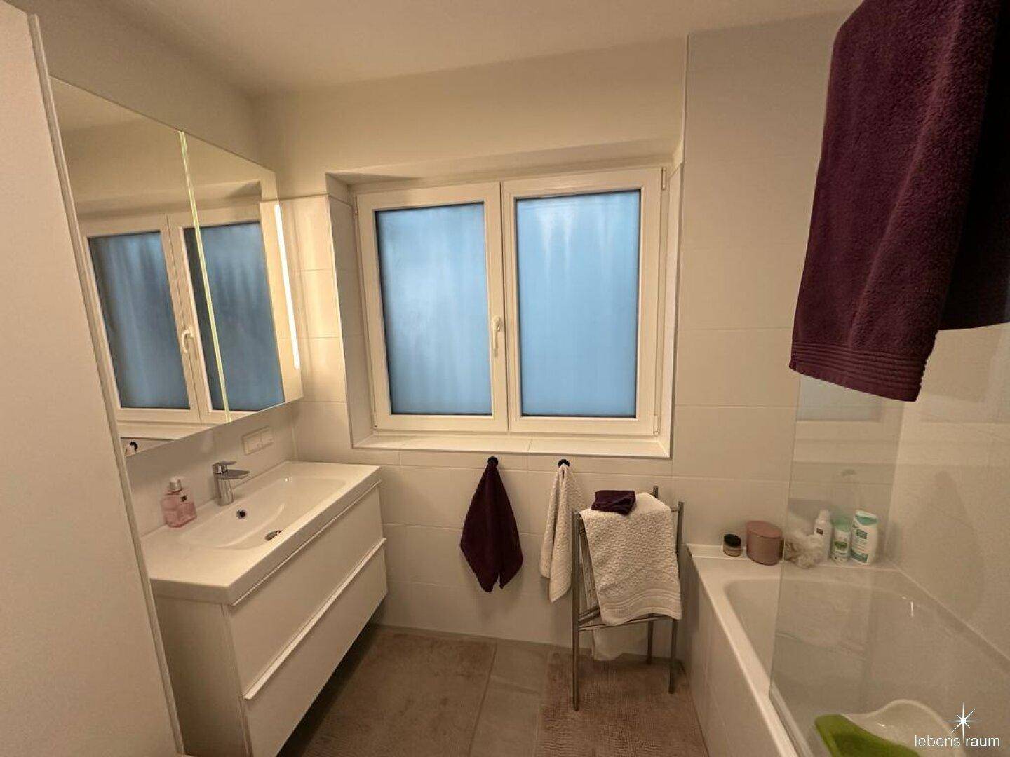 Badezimmer mit Fenster