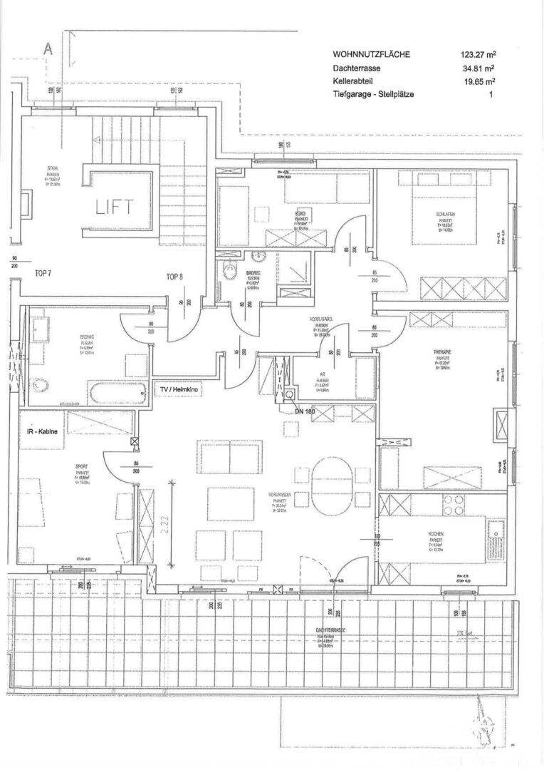 Detaillierter Grundriss der Wohnung mit Wohnbereichen, Schlafzimmern und Dachterrasse.