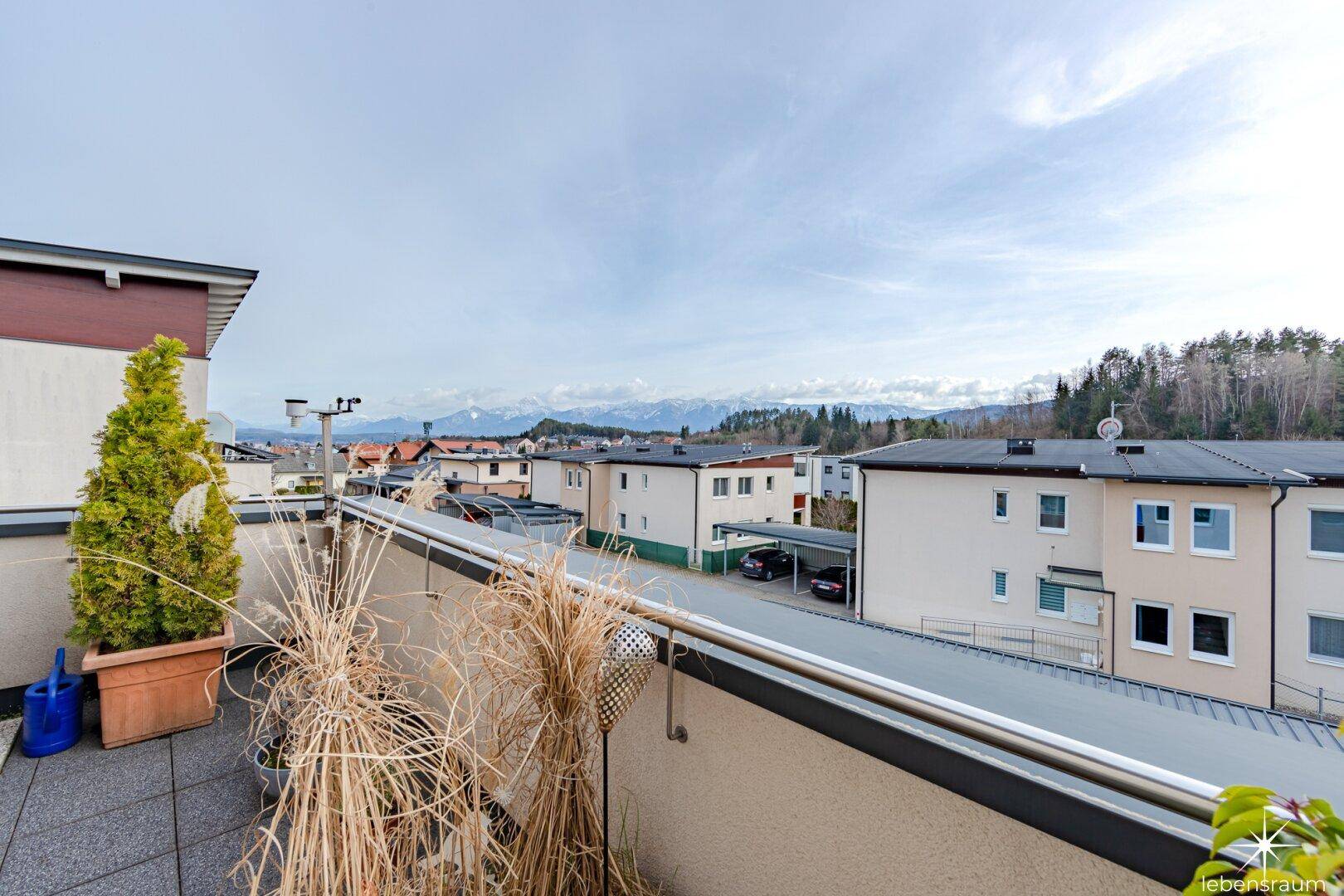 Geräumige Dachterrasse mit Panoramablick auf die umliegende Berglandschaft und die Nachbarschaft.