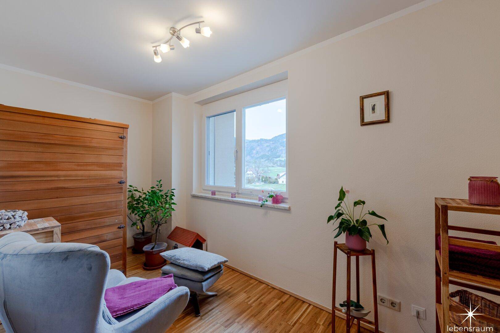 Raum mit Holzboden und einer privaten Sauna, ideal zur Entspannung nach einem langen Tag.