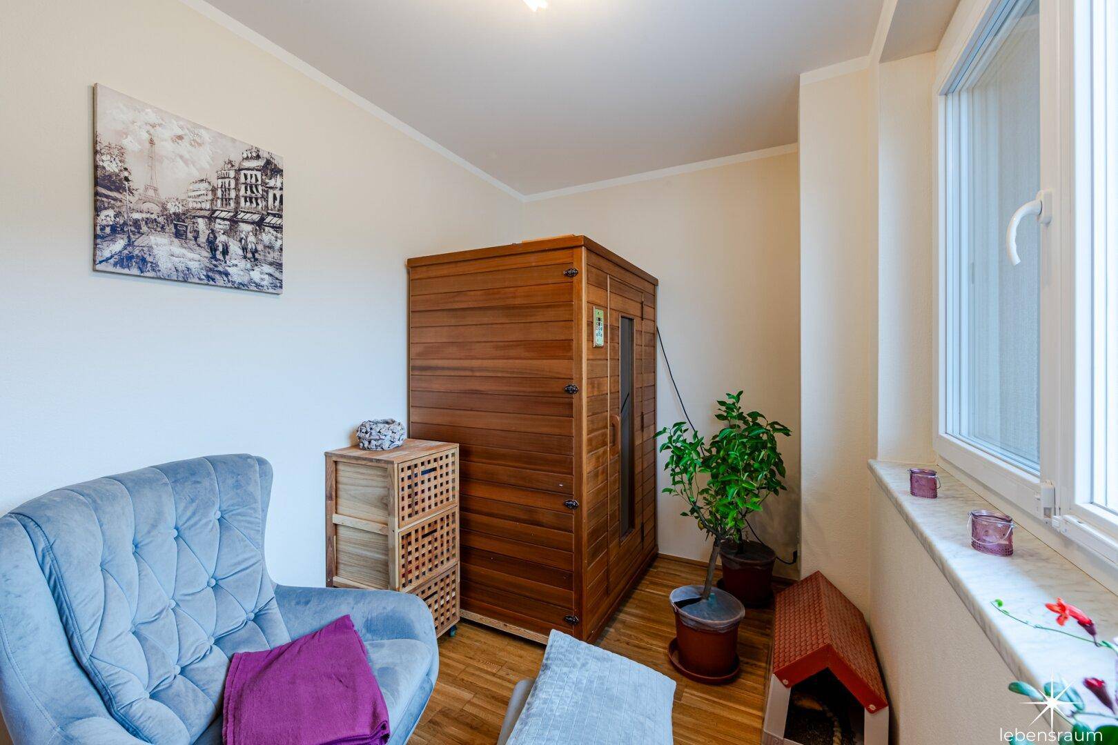 Gemütlicher Raum mit privater Sauna und Fenster, bietet eine entspannende Atmosphäre.