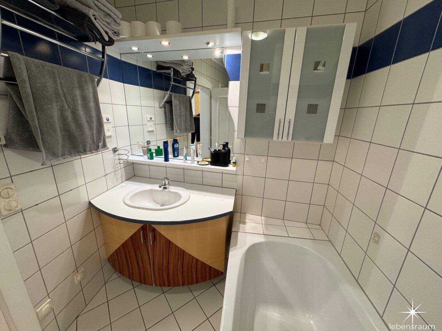 Badezimmer. Waschbecken und Badewanne.