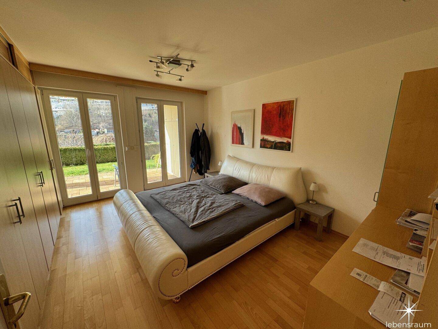 Schlafzimmer mit Blick auf Terrasse.