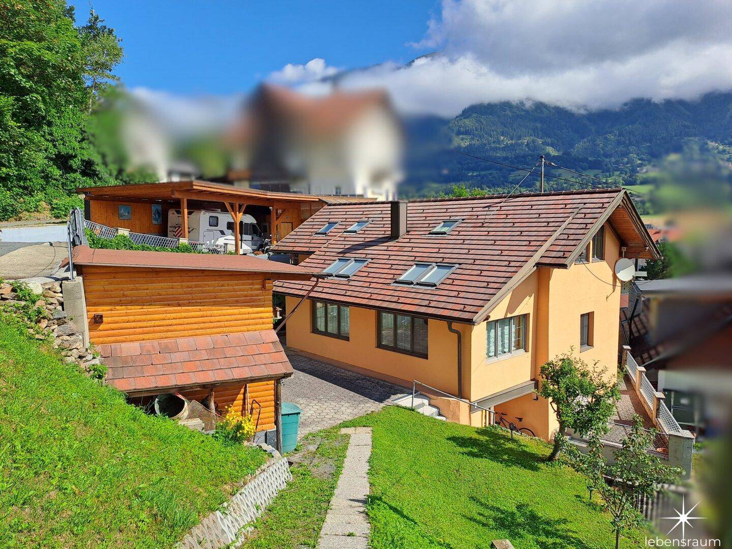 Südöstliche Ansicht mit Blick auf die gesamte Liegenschaft