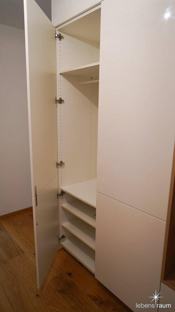 Garderobenschrank