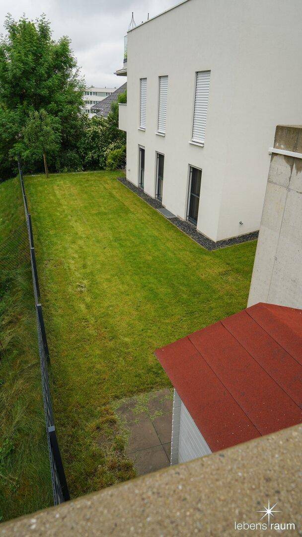 Blick von Parkplatz auf Eigengrund mit Gartenhütte