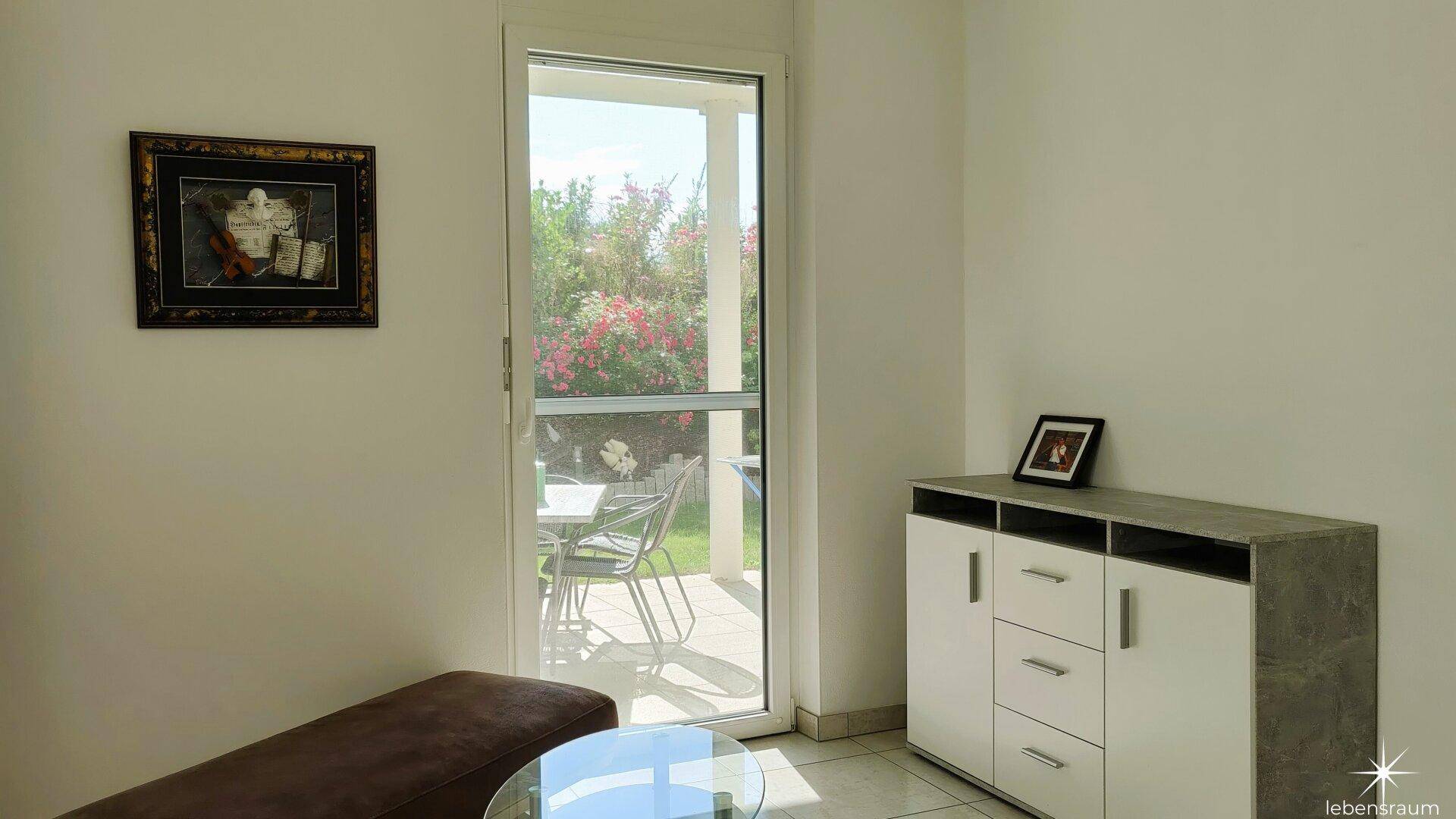 Heller Raum mit Terrassenzugang und Blick ins Grüne, ideal als Gästezimmer oder Büro.