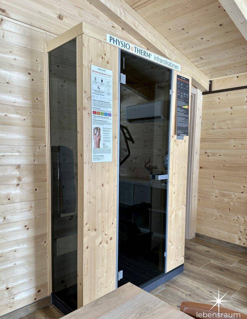 Moderne Infrarotkabine im Wellnessbereich für Entspannung und Gesundheit.