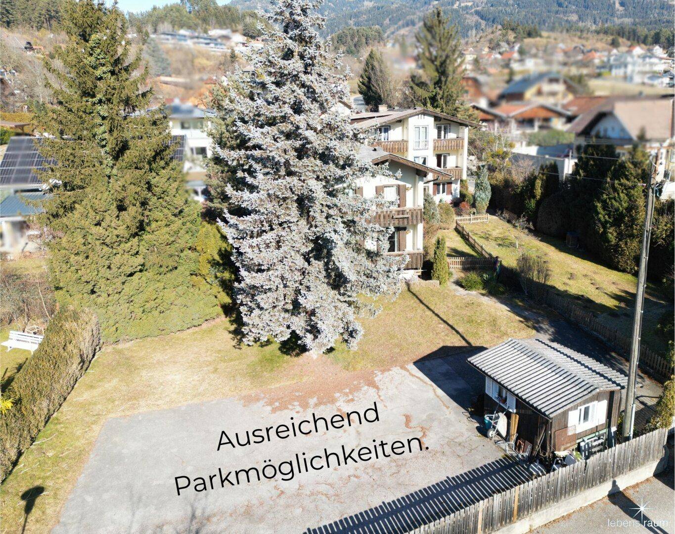 Außenansicht mit Parkmöglichkeiten.