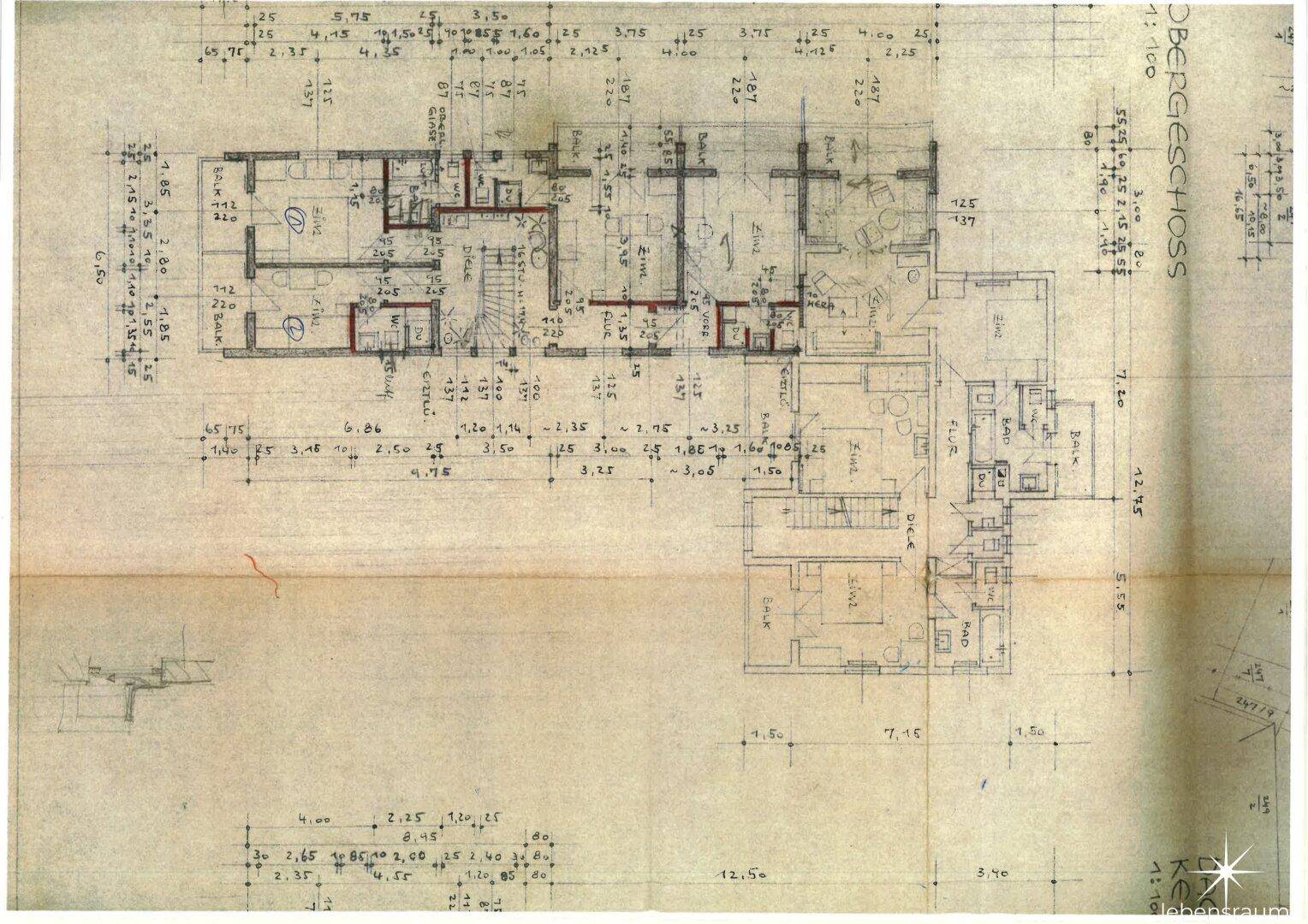 Grundriss des Obergeschosses mit Zimmern, Bädern und Balkonzugängen.