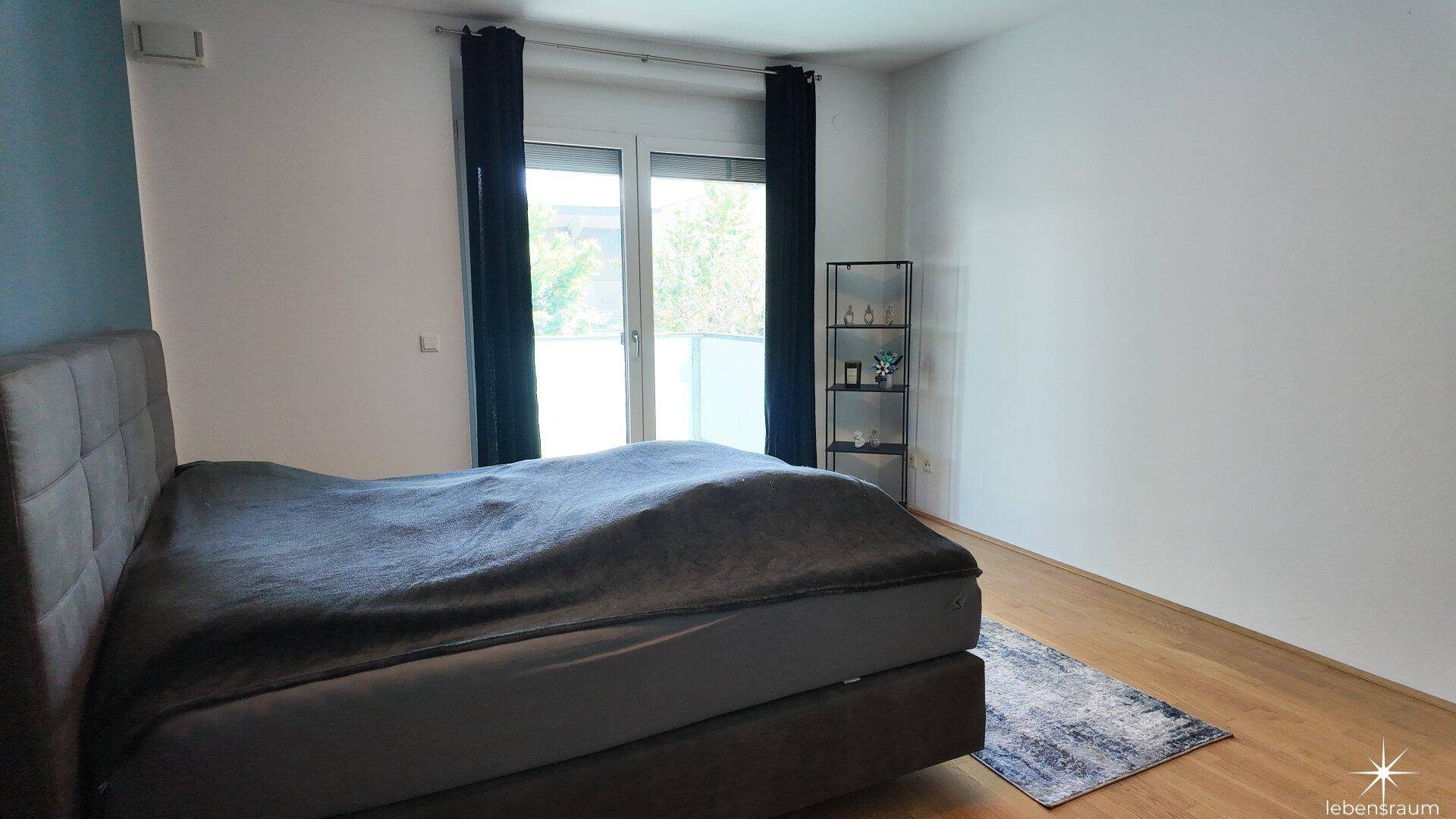 Schlafzimmer mit Balkonausgang