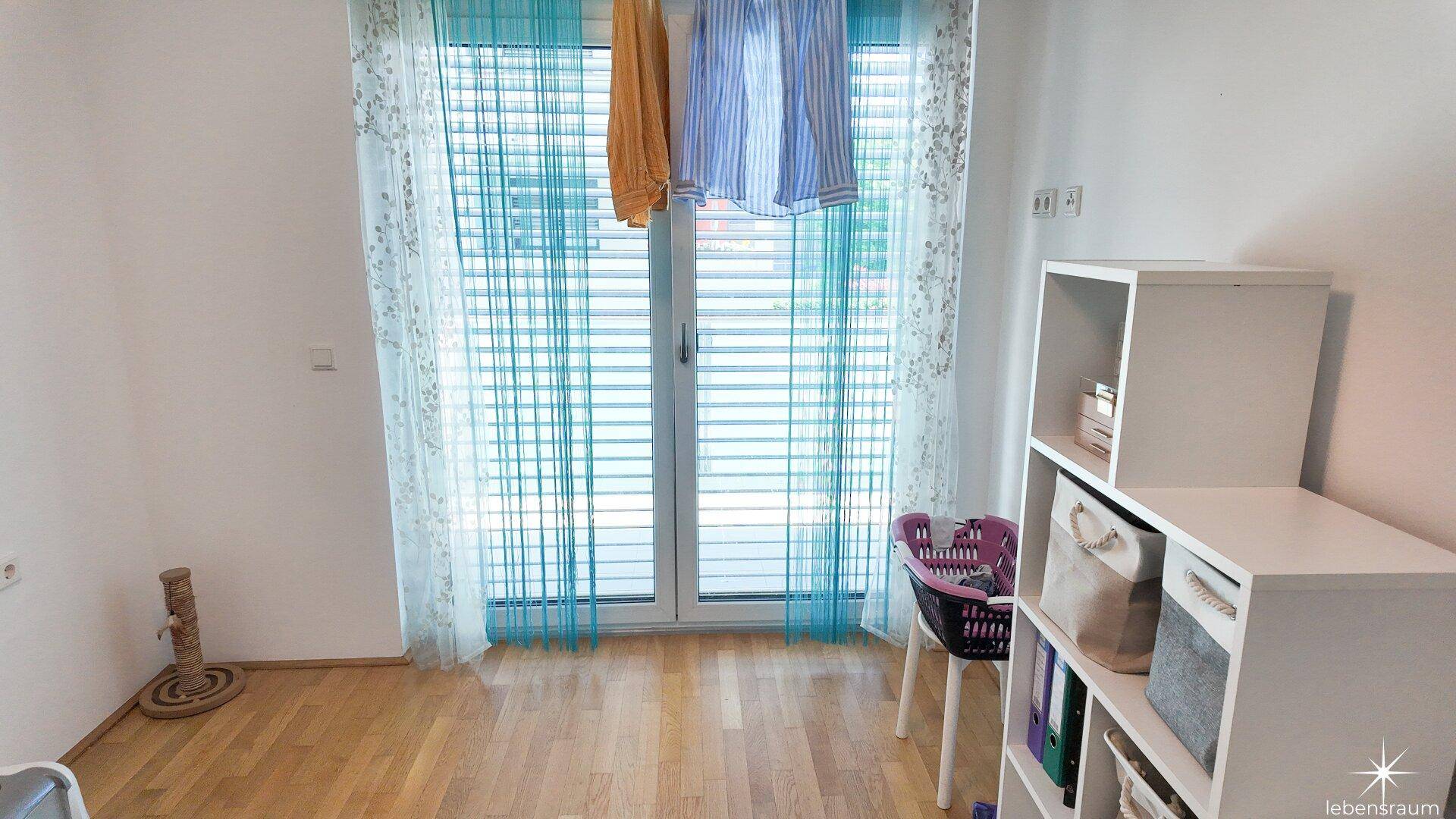 Kinderzimmer mit Balkonausgang