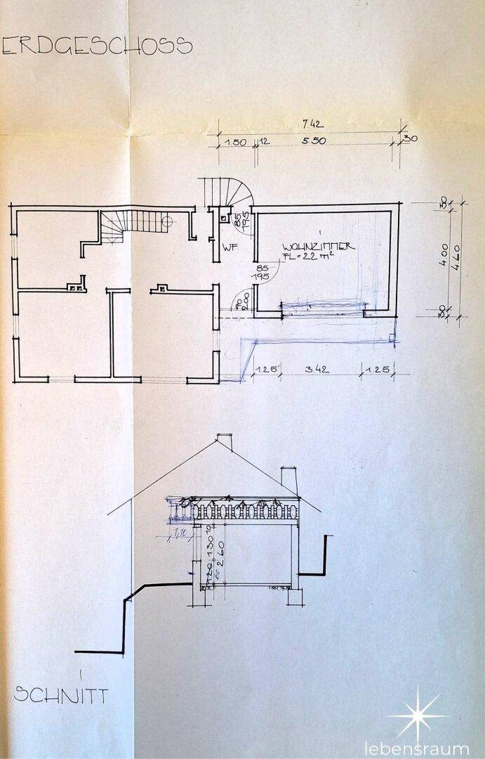 Grundriss des Erdgeschosses mit Wohnzimmer und Treppe, inklusive Schnittansicht.