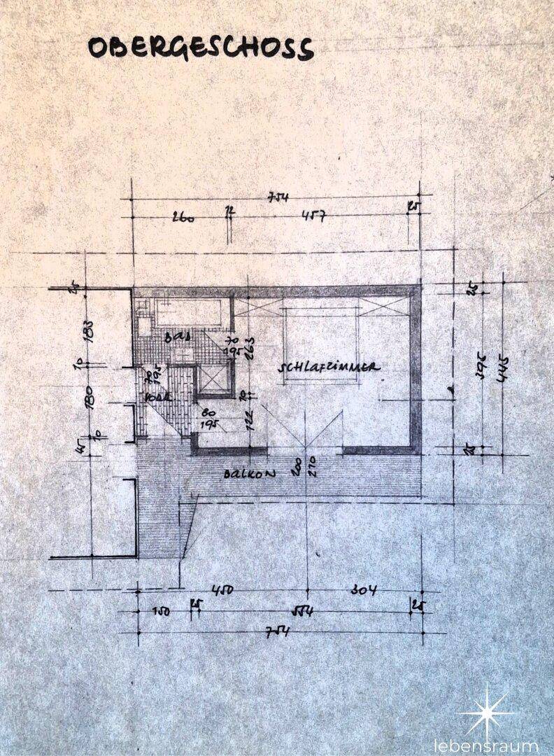 Grundriss des Obergeschosses mit Schlafzimmer und Balkonzugang.