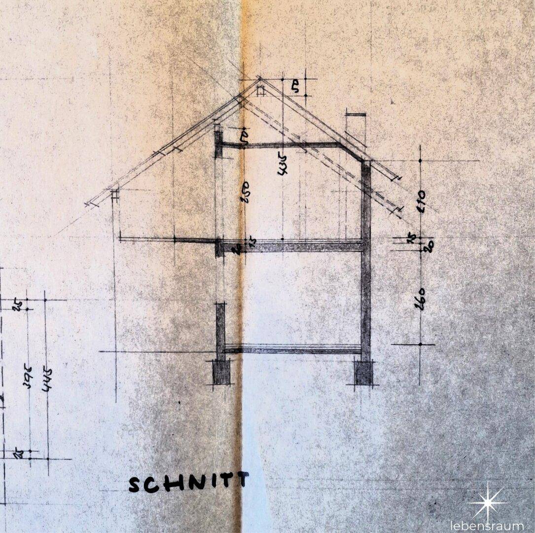 Schnittansicht des Gebäudes, die die Dachkonstruktion und Geschosse zeigt.