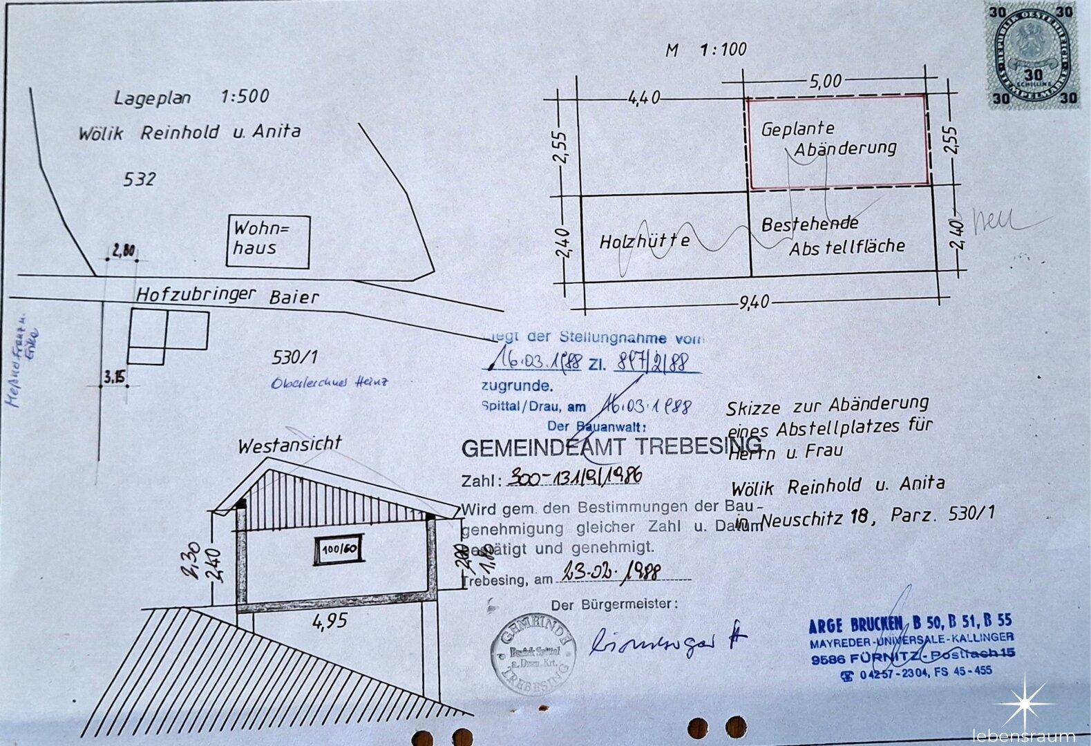 Lageplan mit Wohnhaus, Holzhütte und geplanter Abstellfläche, inklusive Maßangaben und Stempel.