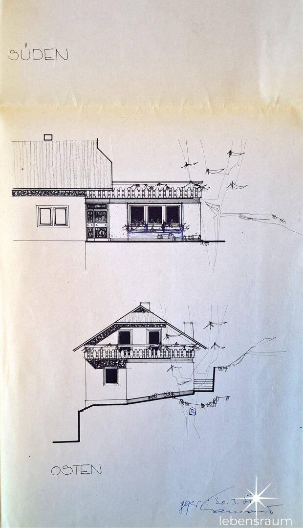 Architektonische Ansichten eines Hauses mit Balkon und Satteldach, gezeichnet auf hellem Papier.