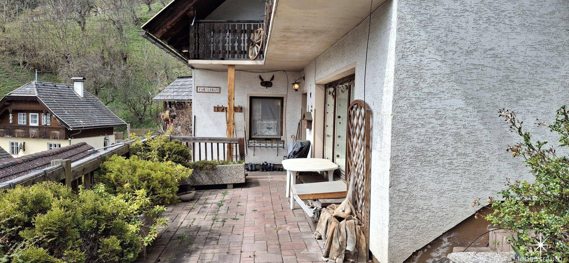 Gemütliche Terrasse mit Sitzgelegenheiten und Blick auf die umliegende Berglandschaft.