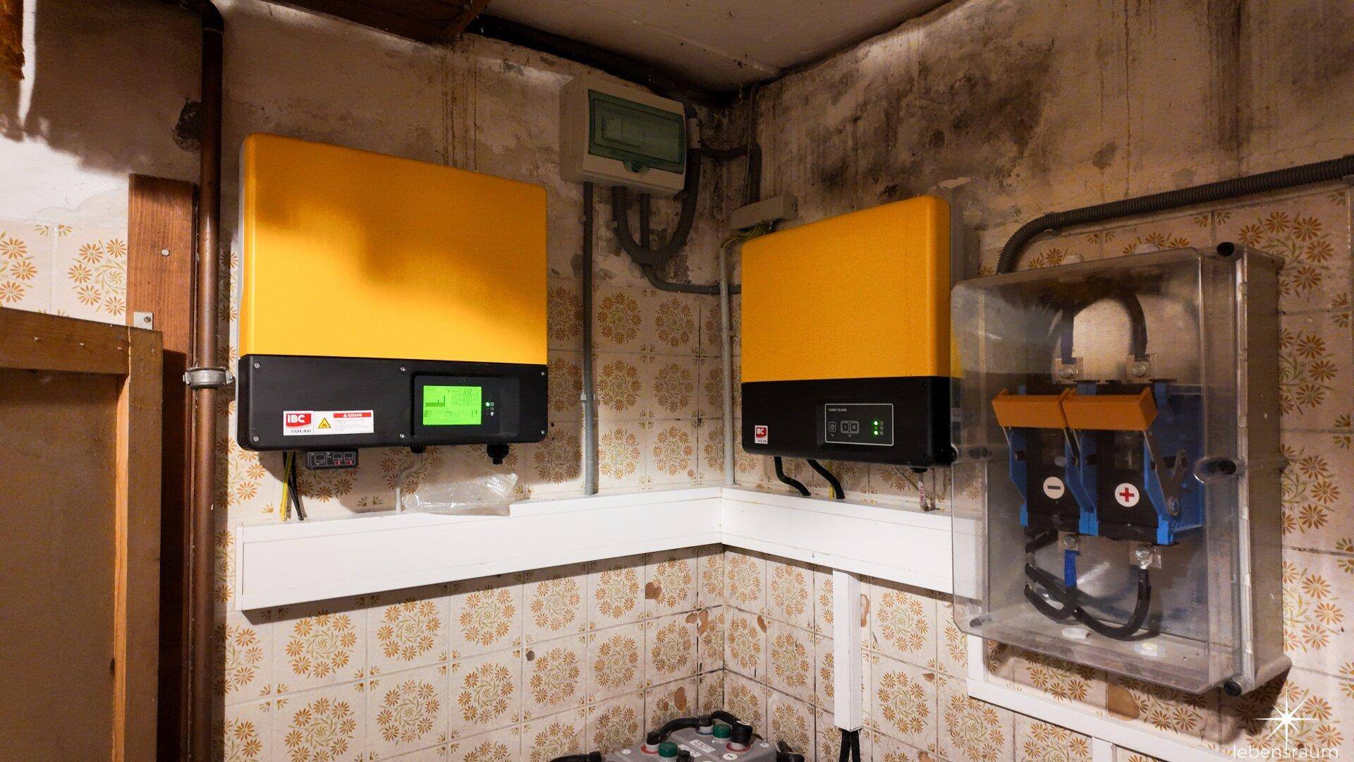 Detailansicht der elektrischen Anlagen und Batterien in einem Technikraum.